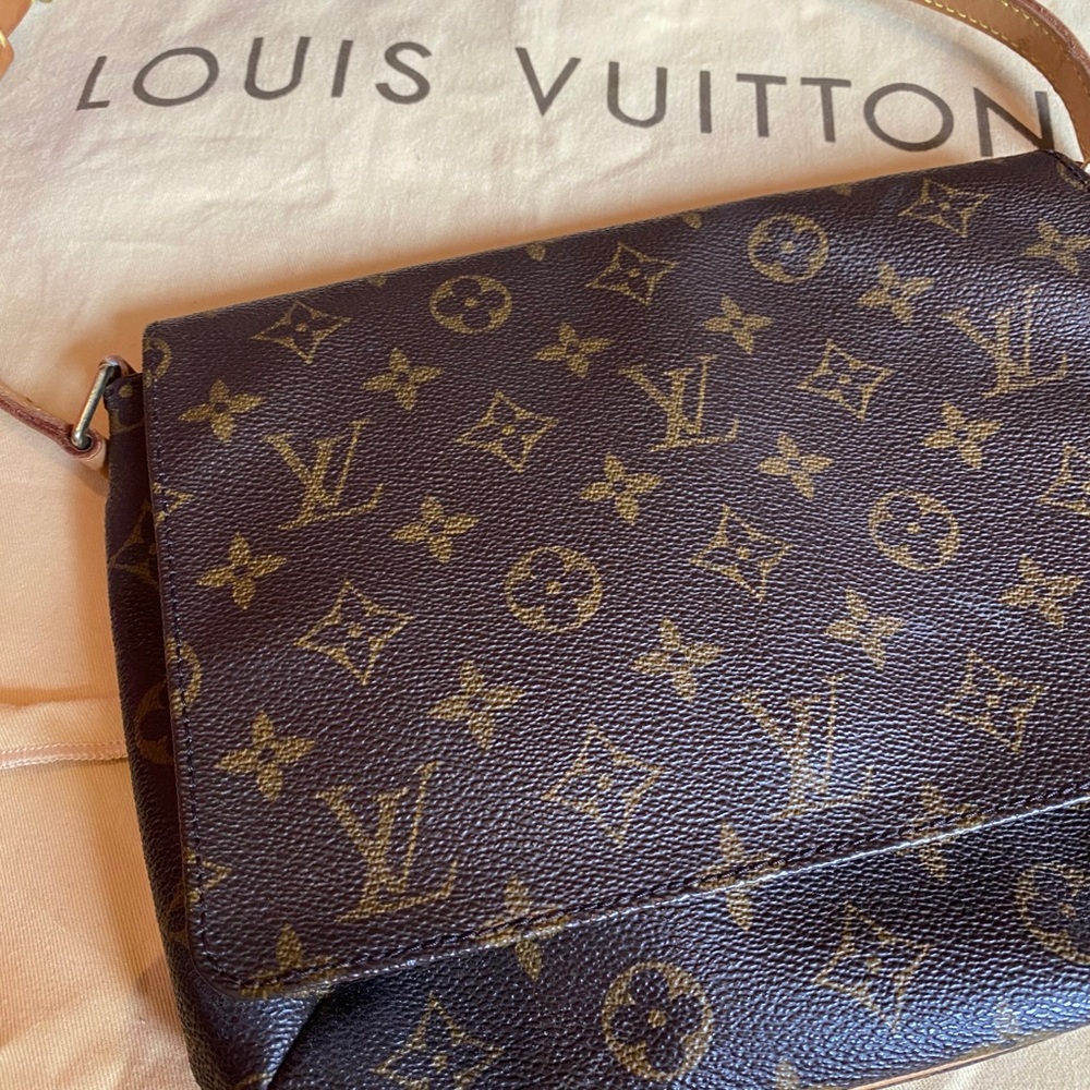 Authentic Luis Vuitton Musette Tango. Circa 2001